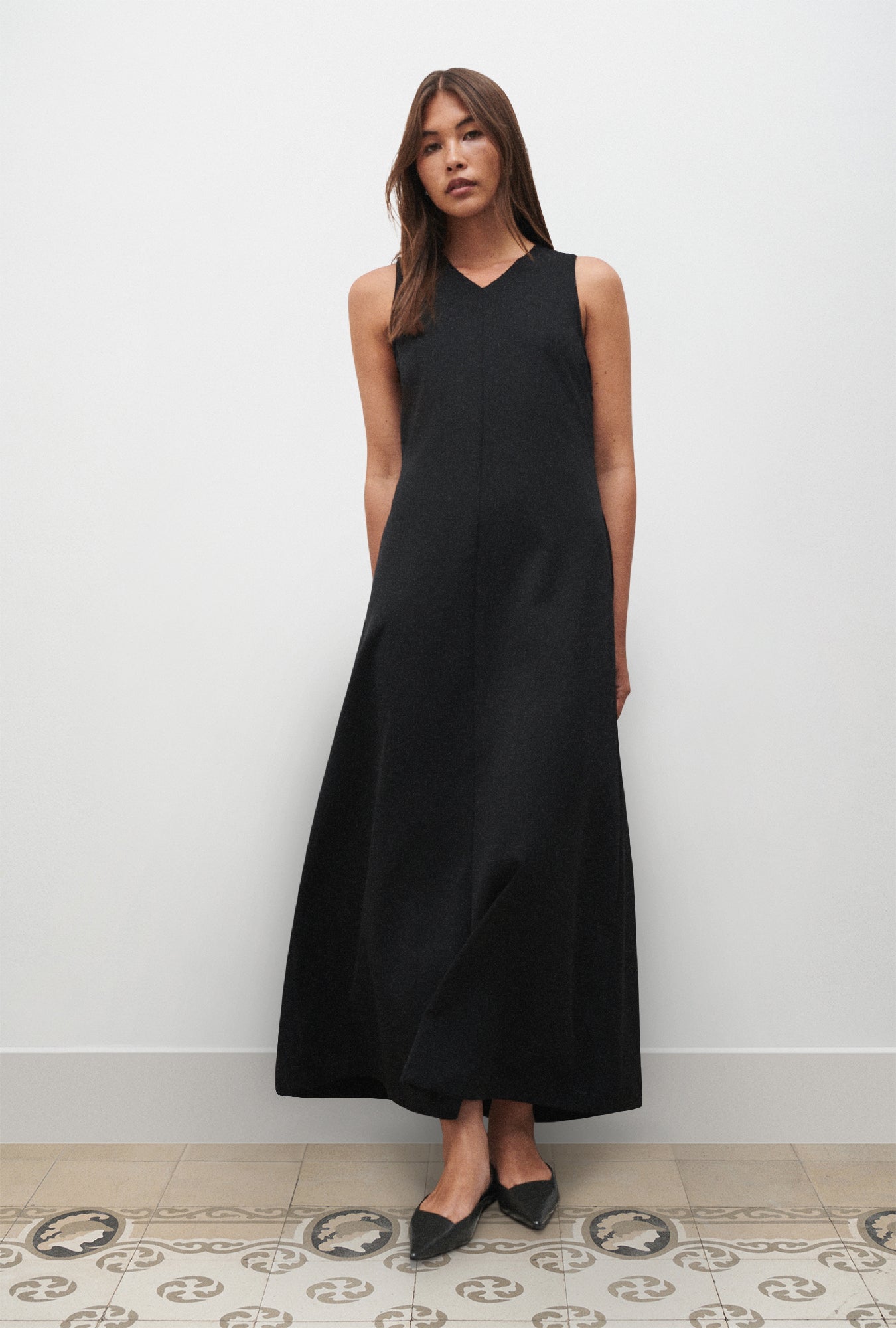 WOOL V NECK SLEEVELESS DRESS BLACK