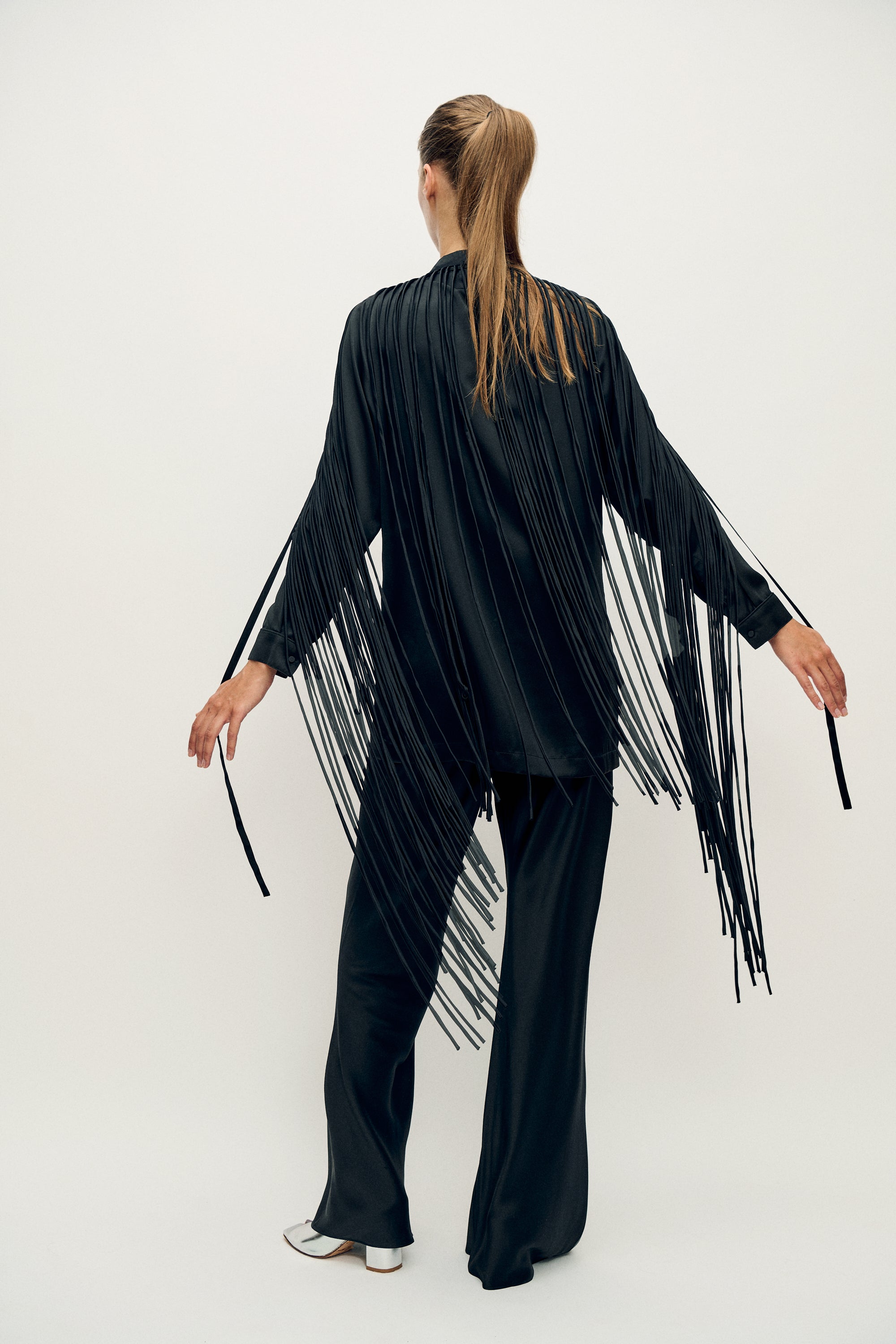 FRINGE WRAP BLACK