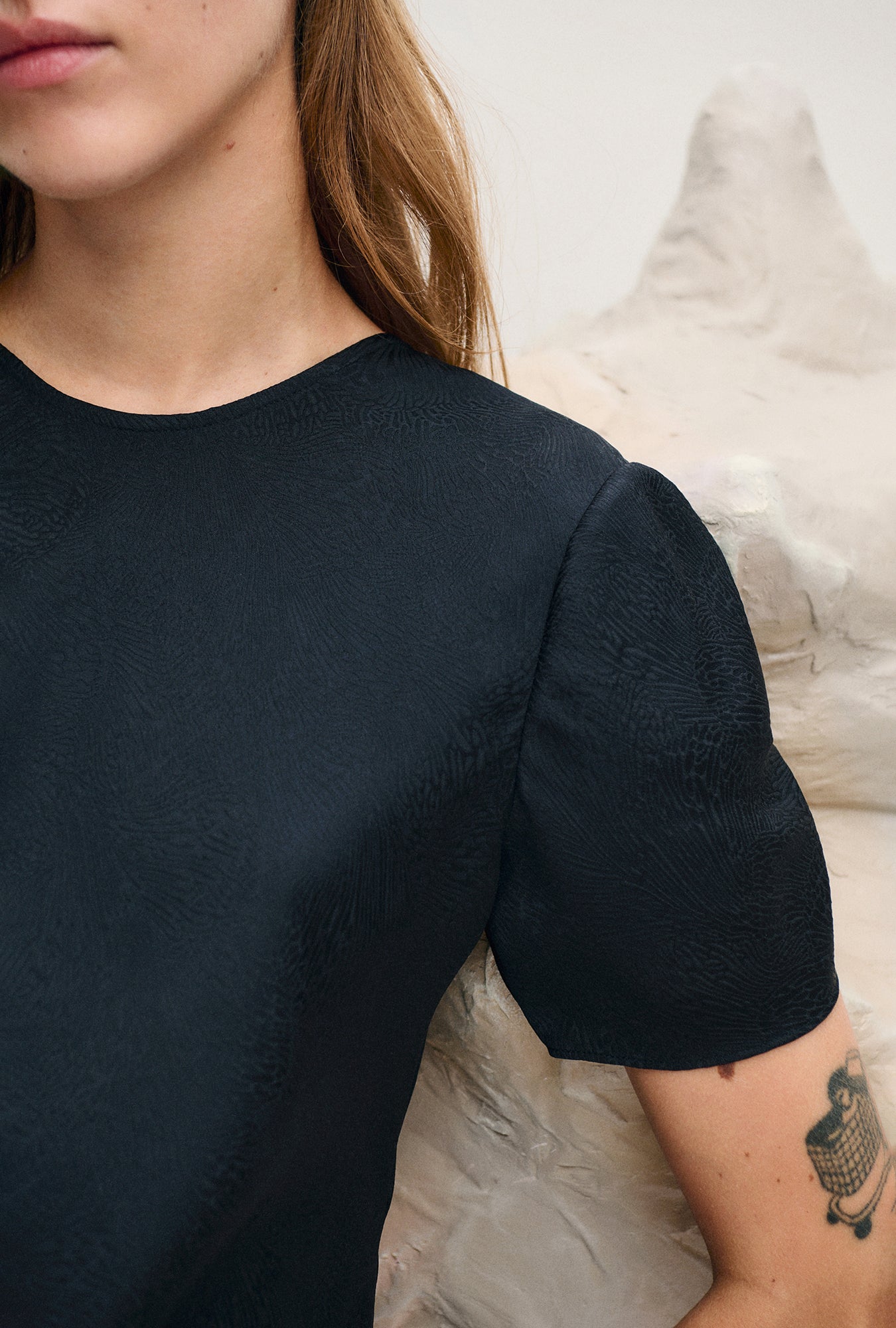 SHORT SLEEVE BIAS DRESS CORAL JACQUARD BLACK